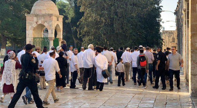 مستوطنون يقتحمون باحات الأقصى بحراسة شرطة الاحتلال